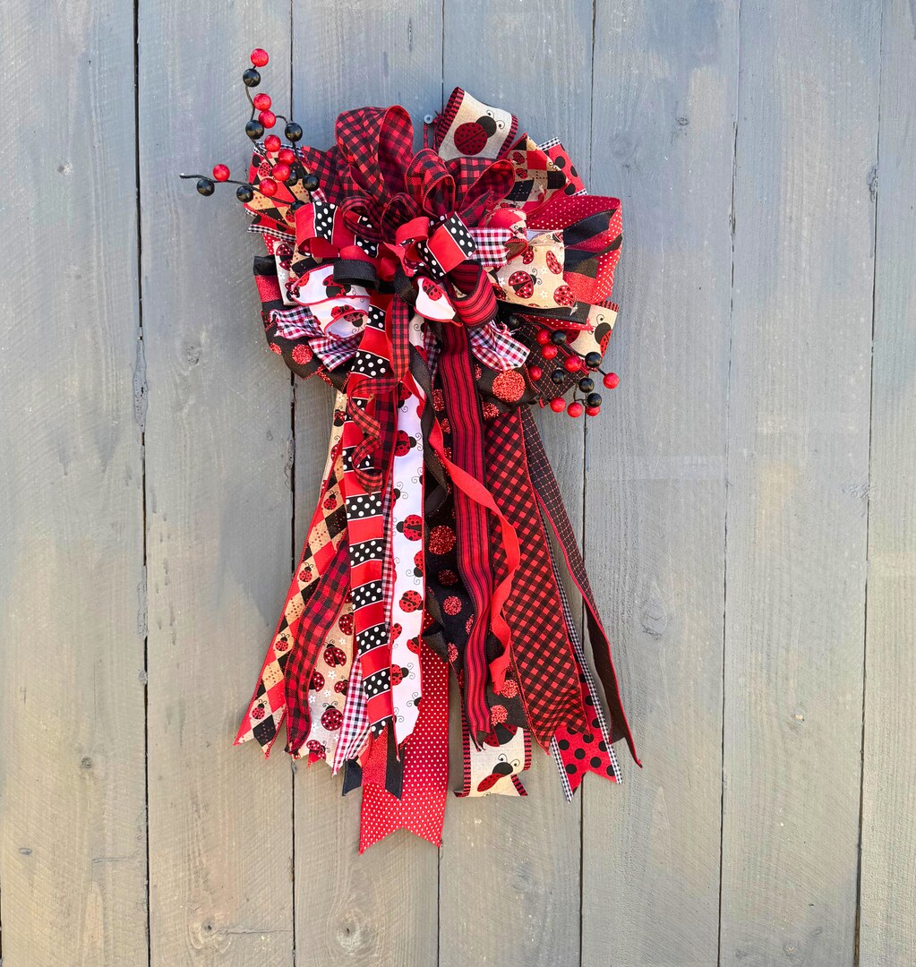 tobacco basket with magnolia wreath Winter Decor: Farmhouse Holiday Alternative Making a DIY Tobacco Basket